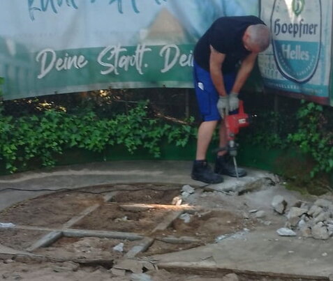 Das Bild zeigt die Arbeit mit schwerem Gerät am Freischlag in Grötzingen