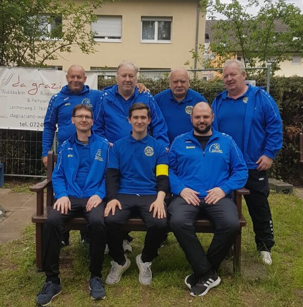 Fotos Die Fotos zeigen oben die Grötzinger Verbandsliga-Mannschaft und unten alle Teilnehmer des Spieltages Fotos: Sigrun Mössinger, CGC Grötzingen