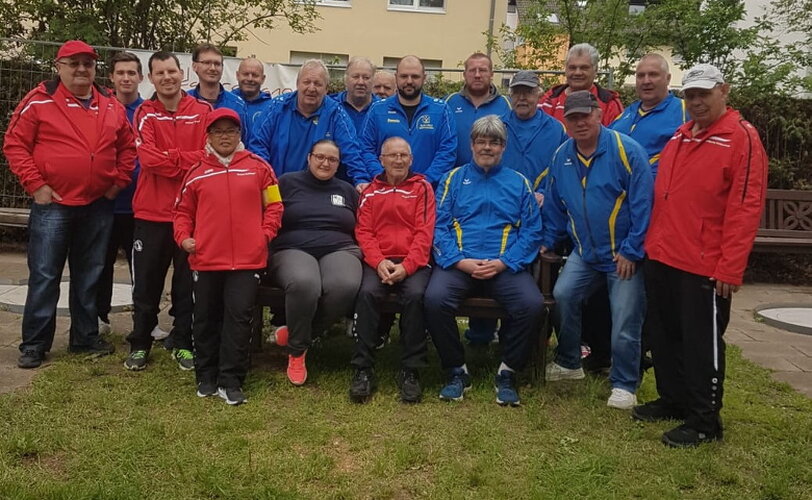 Fotos Die Fotos zeigen oben die Grötzinger Verbandsliga-Mannschaft und unten alle Teilnehmer des Spieltages Fotos: Sigrun Mössinger, CGC Grötzingen