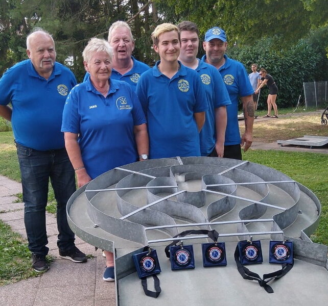 Das Bild zeigt die Sieger und Platzierten des CGC -hinten von links: Siegfried Pitz, Thomas Rastetter, Darius Hildebrand, Sven Janz vorn: Angelika Hornung und Max Hartkorn (Bild:   Tamara Hartkorn)  