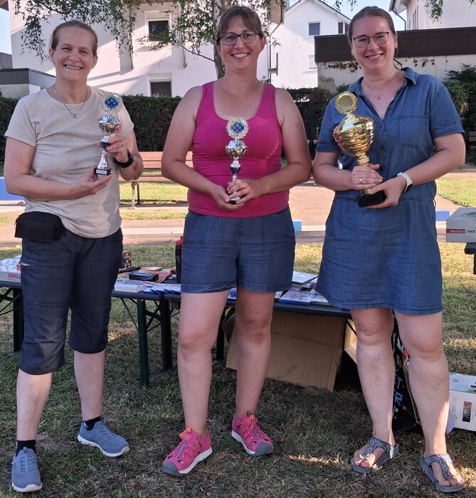 Das Bild zeigt von links nach rechts die Sieger bei den Damen: Petra Bolz, Silvia Mildenberger, Katharina Traut