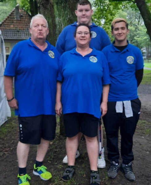 Das Bild zeigt (vorn von links) das Team des CGC Grötzingen bei DM und BRE 2023 in der Besetzung Thomas Rastetter, Yvonne Rastetter, Max Hartkorn (und hinten) Lucas Rastetter Bild: Tamara Hartkorn)    