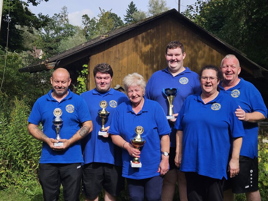 Das   Bild zeigt  das Team des CGC Grötzingen in Kellmünz von links: Sven Janz, Darius Hildebrand, Angelika Hornung sowie Lucas, Yvonne und Thomas Rastetter (Bild: Sigrun Mössinger)  