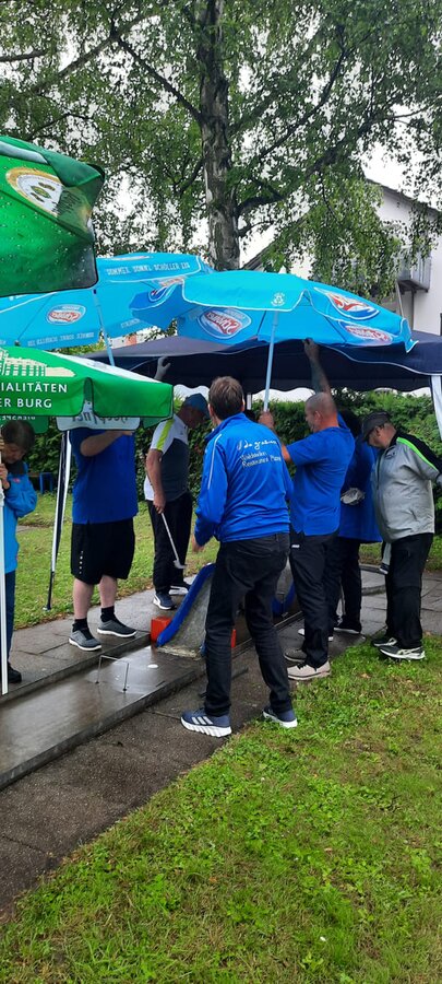 Foto Gespielt werden musste teilweise unter Schirmen und Pavillons (Foto: Sigrun Mössinger -CGC Blau-Gelb Grötzingen-)