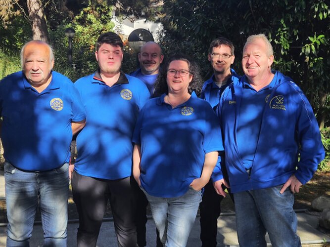 Bild Das Bild zeigt das Team des CGC Grötzingen in Hilzingen beim DMV-Pokal vorn von links Siegfried Pitz, Darius Hildebrand, Yvonne und Thomas Rastetter, hinten Sven Janz und Mario Hartkorn-Götz (Bild: Sigrun Mössinger)