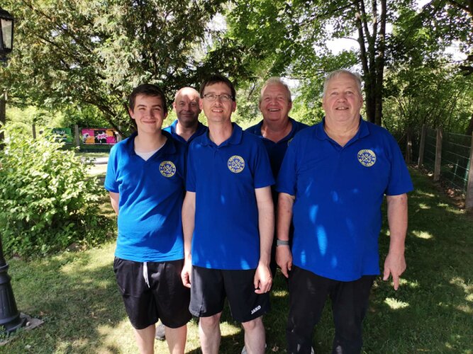 Foto Auf dem Foto hinten von links nach rechts stehen Sven Janz und Thomas Rastetter, vorn von links nach rechts Max Hartkorn, Mario Hartkorn-Götz und Klaus Mildenberger (Foto: Sigrun Mössinger -CGC Blau-Gelb Grötzingen-)