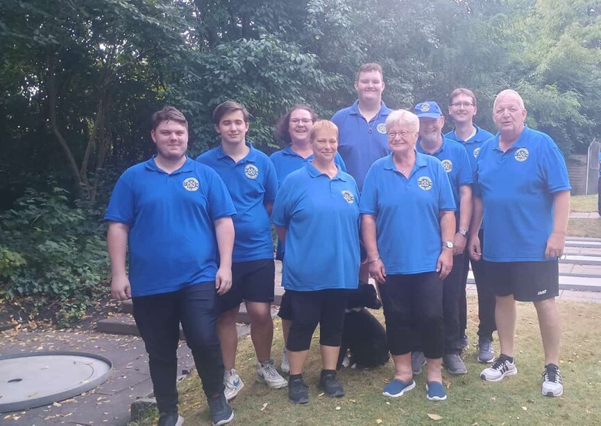 Das erfolgreiche Team des CGC Blau-Gelb Grötzingen bei der DM 2024: Hinten von links: Darius Hildebrand, Max Hartkorn, Yvonne Rastetter, Lucas Rastetter, Maik Moll, Mario Hartkorn-Götz Vorn von links: Tamara Hartkorn, Angelika Hornung, Thomas Rastetter Bild: Tamara  Hartkorn (CGC Blau-Gelb Grötzingen)