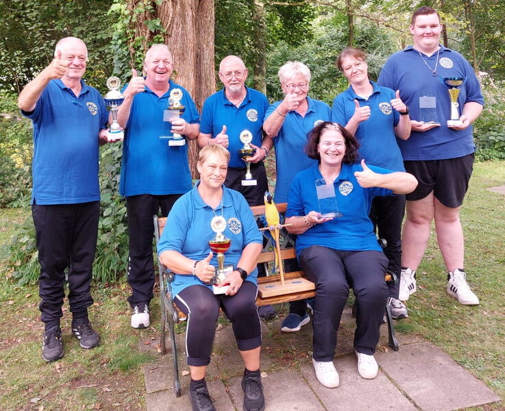 Das Team des CGC Blau-Gelb beim Pokalturnier in Kellmünz: hintere   Reihe von links:  Matthias Tauscher, Thomas Rastetter, Maik Moll,   Angelika Hornung, Katharina Stößel, Lucas Rastetter vorne   von links: Tamara Hartkorn, Cornelia Wetzel Foto: Regina Tauscher