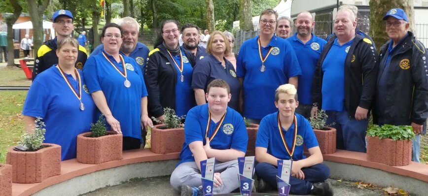 Das Bild zeigt alle  Beteiligten, Spieler und Helfer des CGC Grötzingen nach Ende der Deutschen   Meisterschaft in Stoppenberg