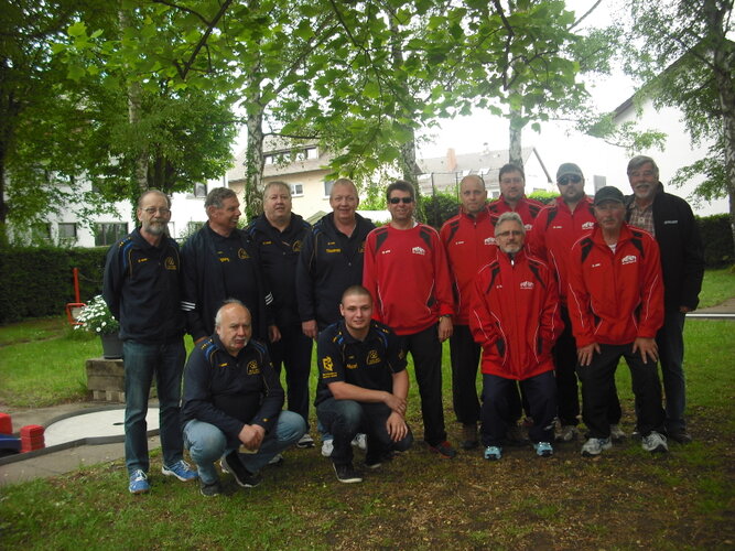 Das Foto zeigt die Mannschaften des CGC Grötzingen (links) und des MGC Ingolstadt) in der ersten überregionalen Runde des DMV-Pokals