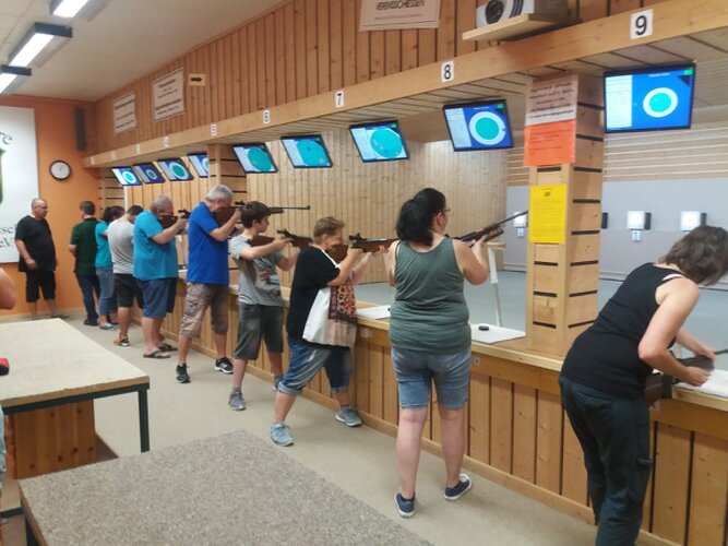 Das Foto zeigt Mitglieder des CGC Grötzingen am Schießstand Bild: CGC Grötzingen
