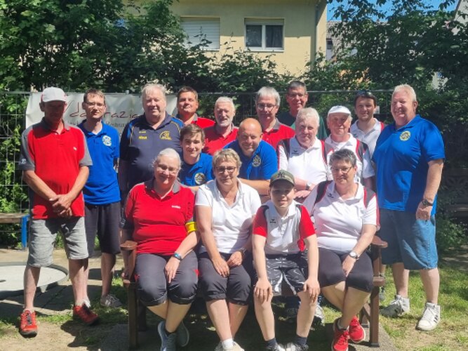 Bild Das Bild von Sigrun Mössinger -CGC Blau-Gelb Grötzingen- zeigt alle teilnehmenden Mannschaften