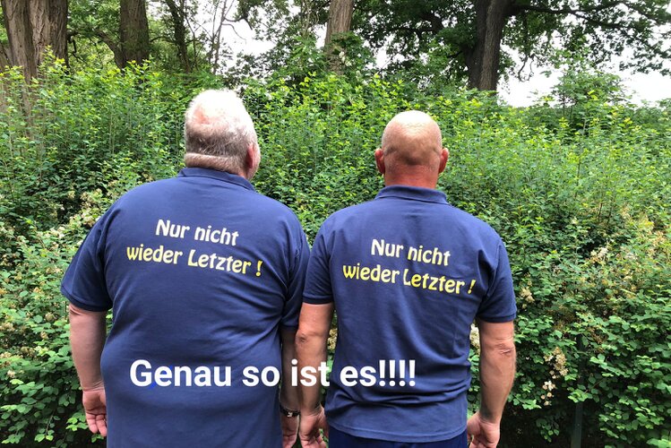 Bild Das Bild zeigt hier die Botschaft (Nur nicht wieder Letzter!) der beiden