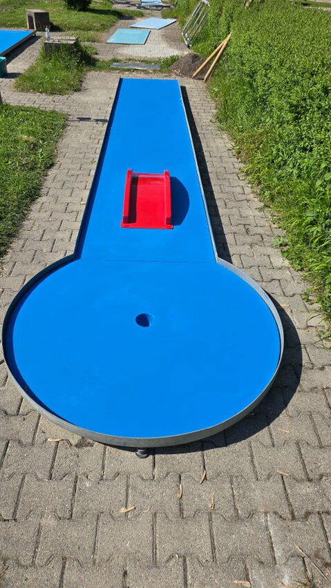 Das Foto zeigt eine Bahn auf der neuen Cobigolf-Anlage in Waldshut